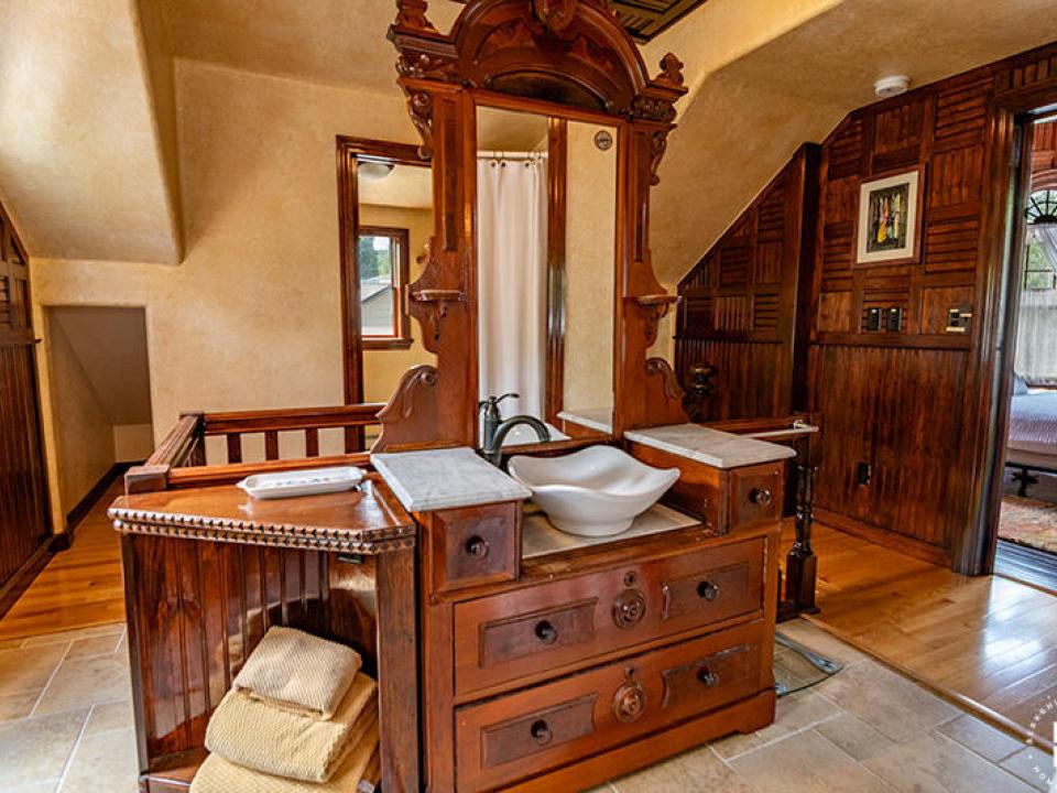 TheCastleInKeene_Bathroom1_Vanity_Closet