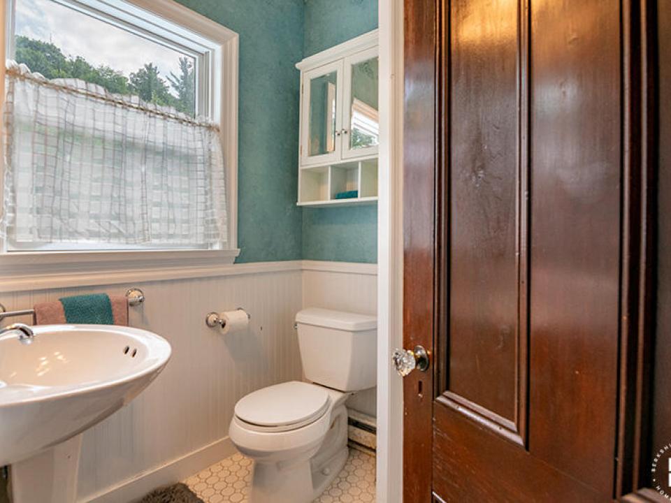 TheCastleInKeene_Bathroom2