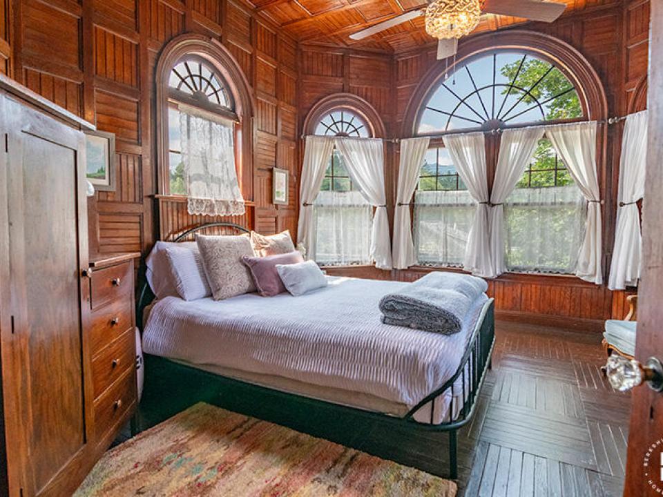 TheCastleInKeene_Bedroom1