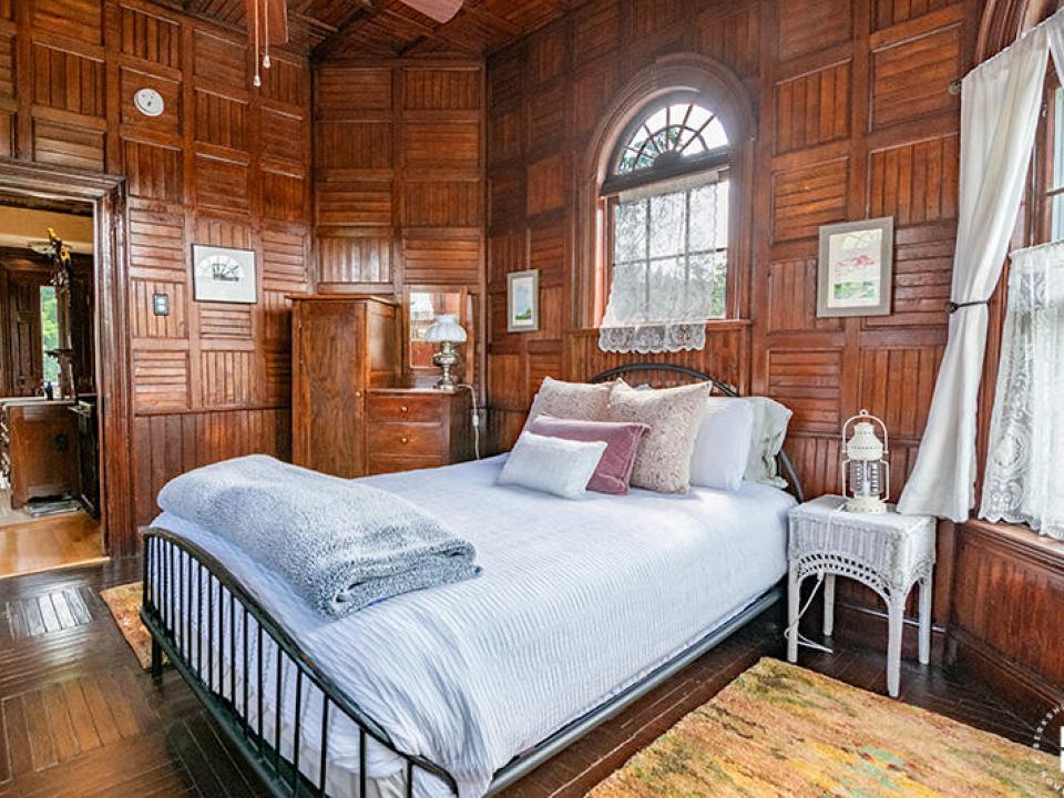 TheCastleInKeene_Bedroom1_To_Bathroom