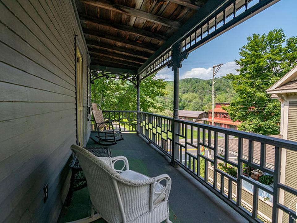 TheCastleInKeene_CoveredPorch_Off_Bed2_B