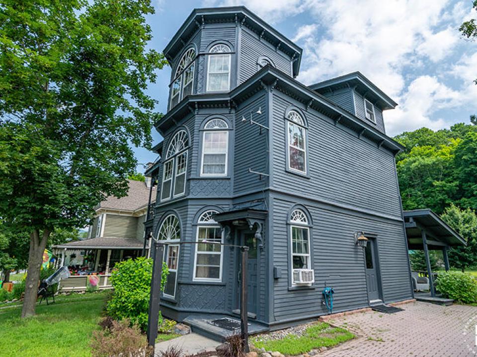 TheCastleInKeene_Exterior_R_Close