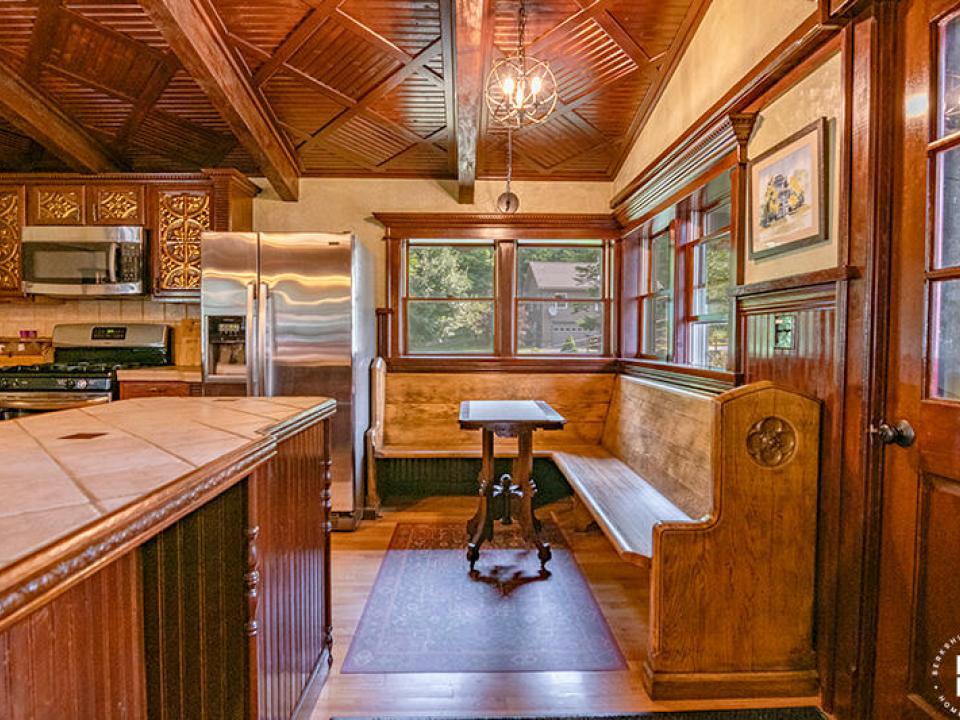 TheCastleInKeene_Kitchen_BreakfastTable