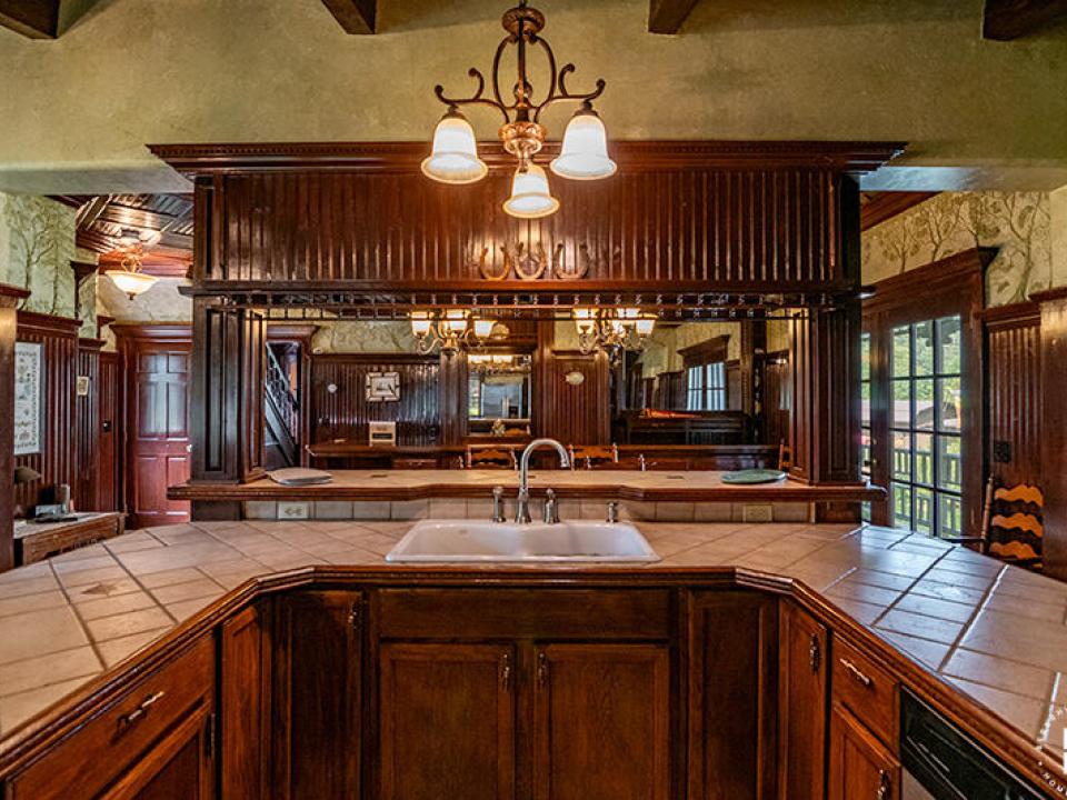 TheCastleInKeene_Kitchen_To_DR
