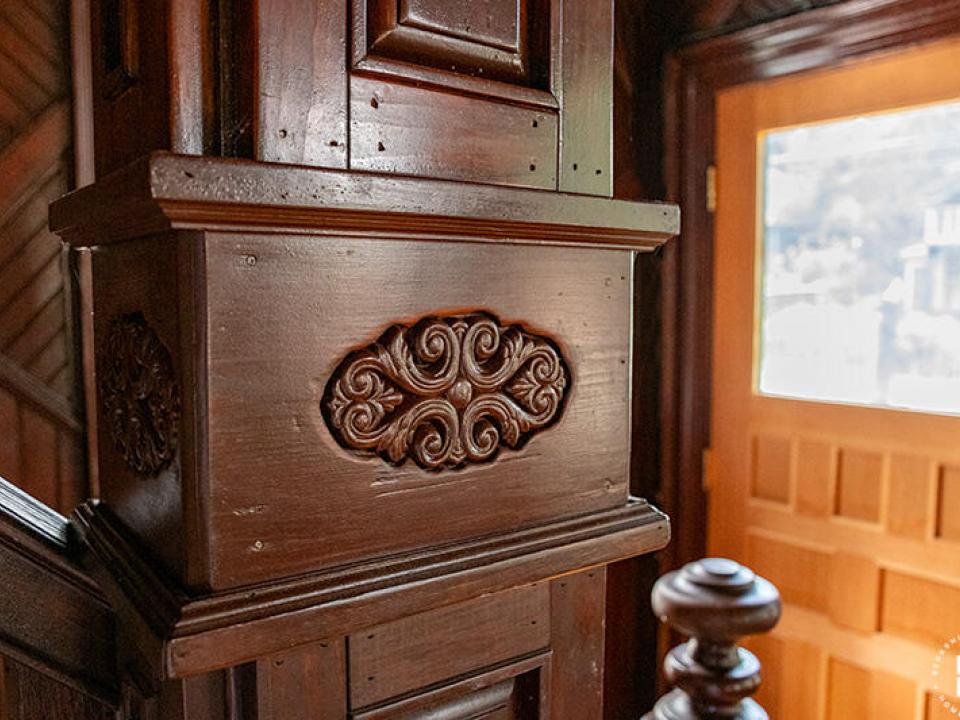 TheCastleInKeene_Stairway_Railing_Woodwo