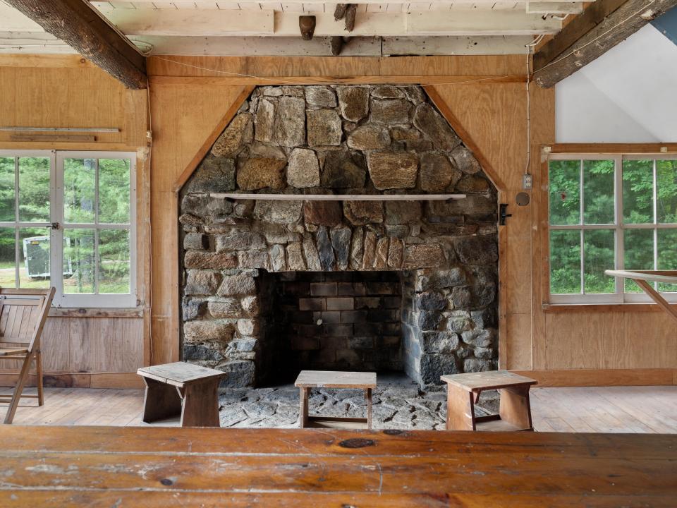 100-RED WING INTERIOR-104