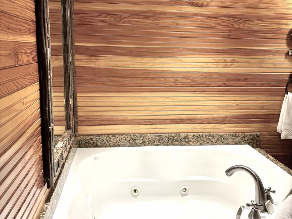Corner jetted tub