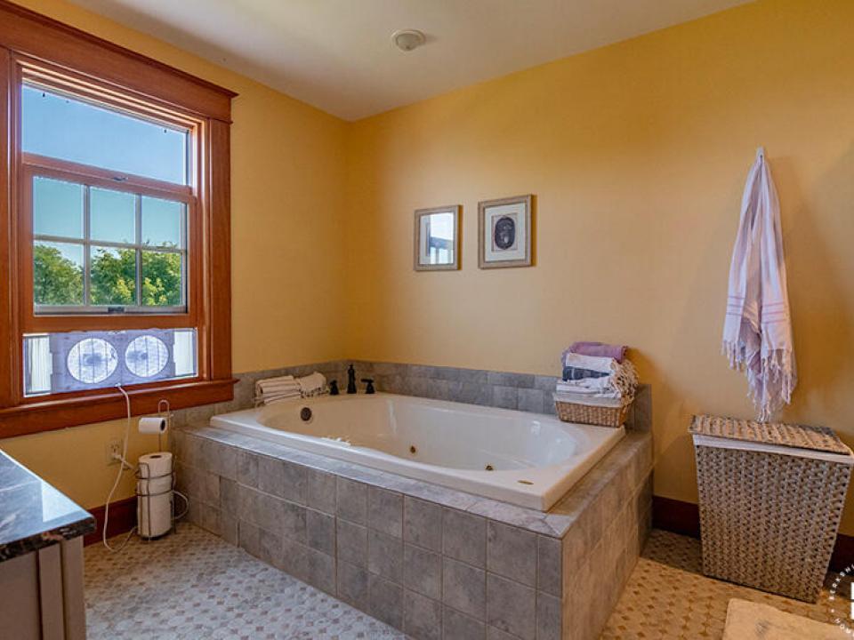 SheldonFarmOnLakeChamplain_Bathroom1