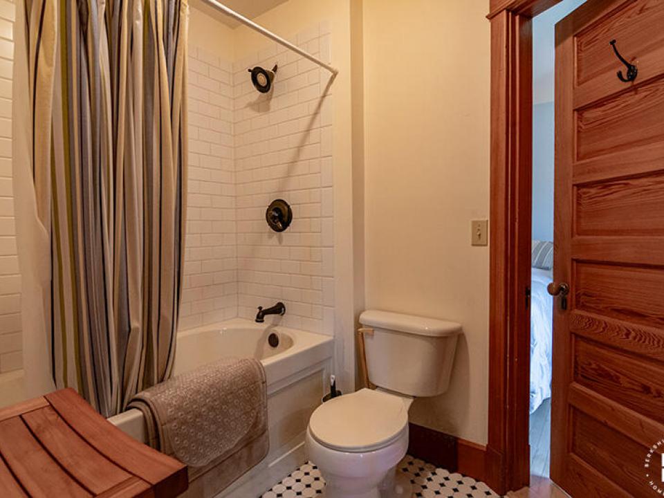 SheldonFarmOnLakeChamplain_Bathroom2