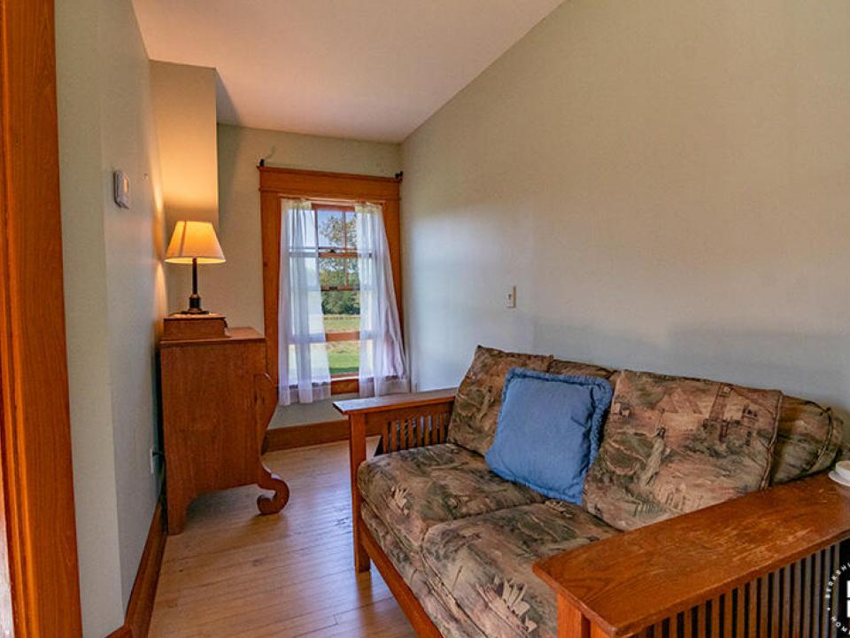 SheldonFarmOnLakeChamplain_Bedroom4_Couc