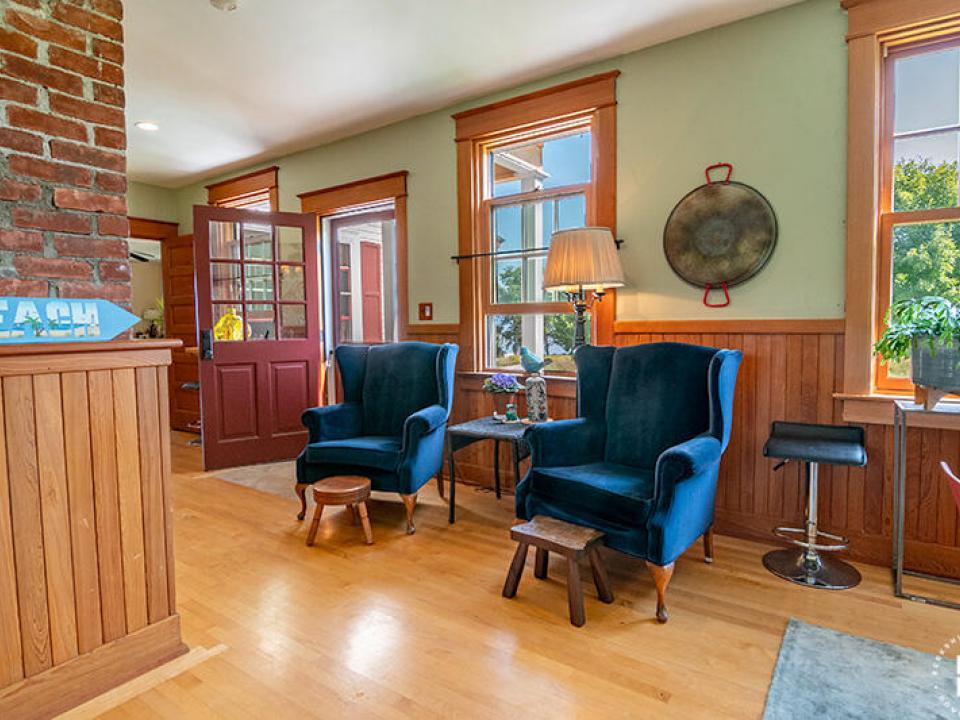 SheldonFarmOnLakeChamplain_TwoChairs_Nea