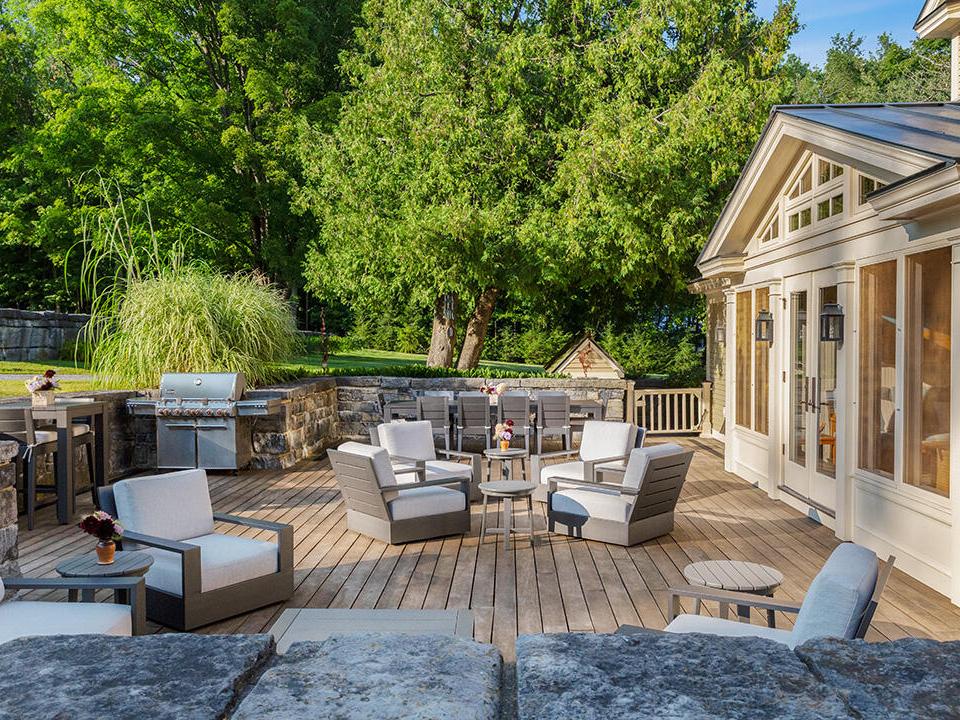 Patio & Outdoor Dining