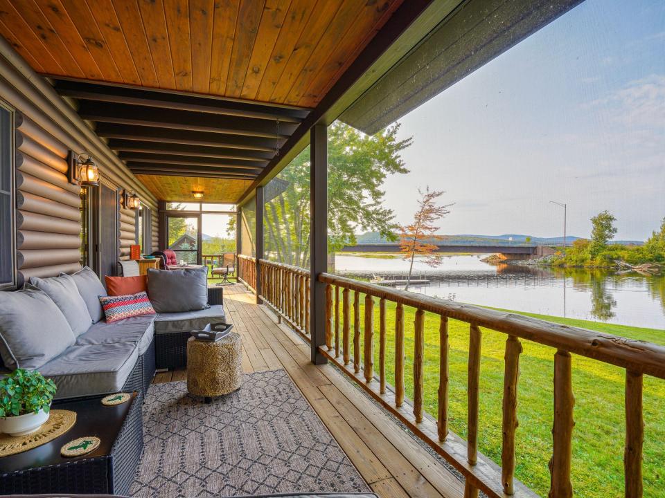 Kenniston - Lake Simond - screen porch m