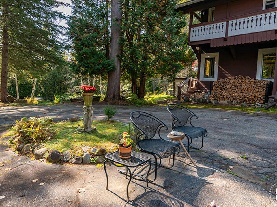 LakePlacidHomeOnCobbleHillRoad_Driveway_