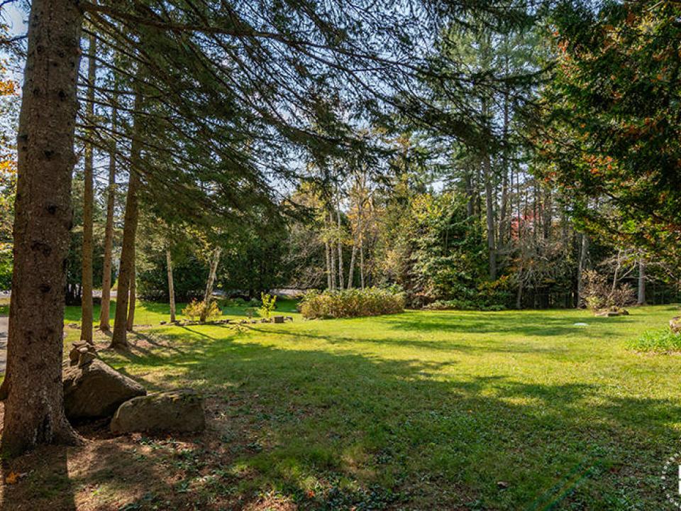 LakePlacidHomeOnCobbleHillRoad_FrontYard
