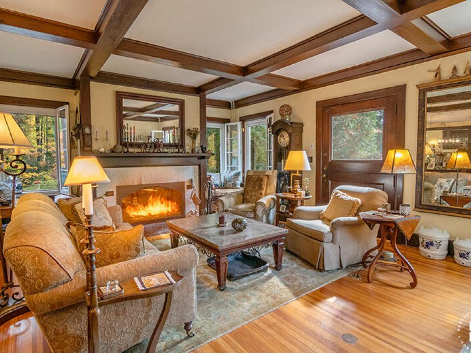 LakePlacidHomeOnCobbleHillRoad_LivingRoo