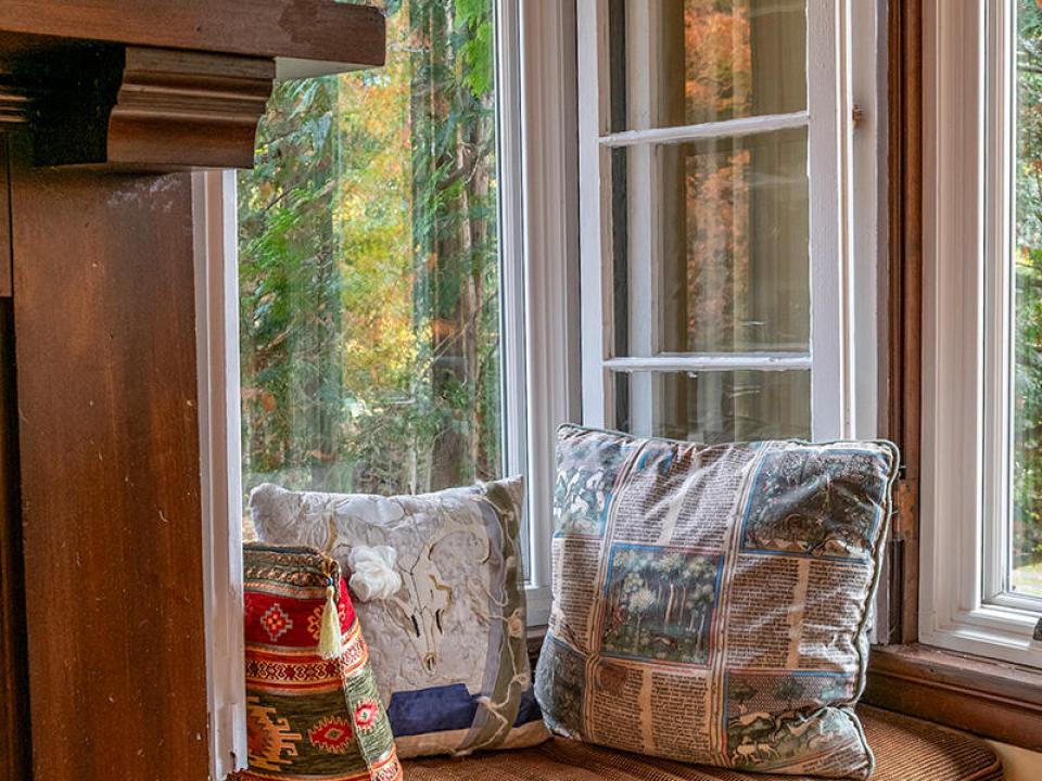 LakePlacidHomeOnCobbleHillRoad_LivingRoo