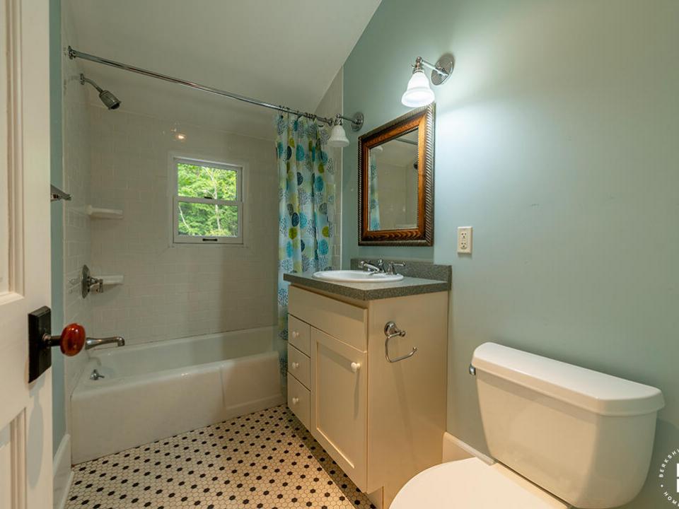 HistoricLakePlacidHome_Bathroom2