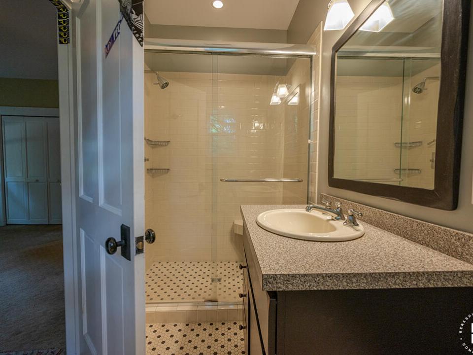 HistoricLakePlacidHome_Bedroom1_Bathroom