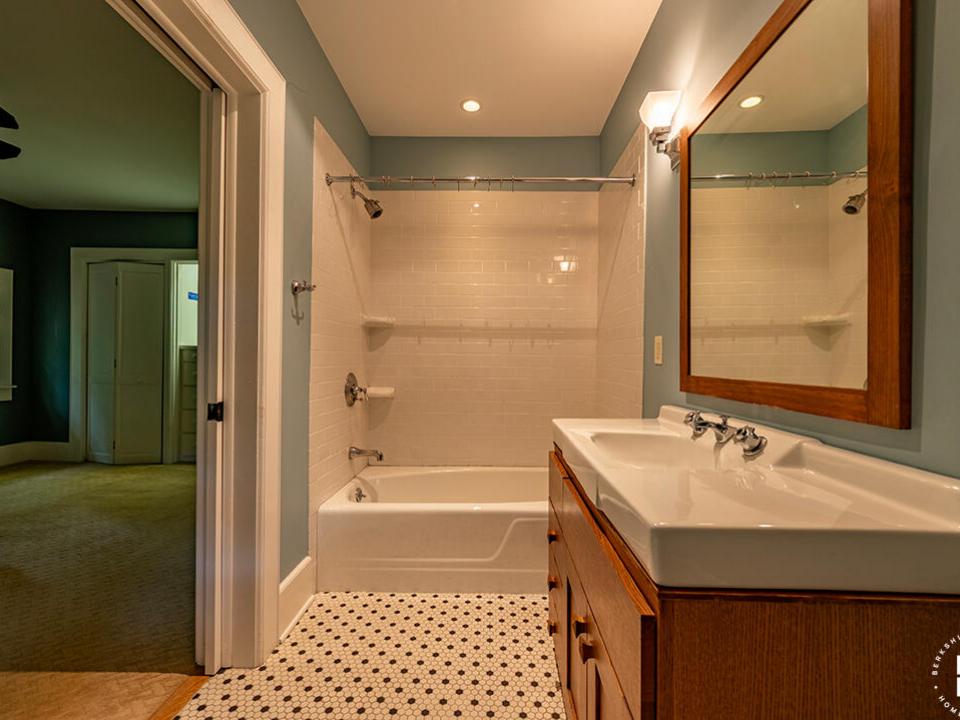 HistoricLakePlacidHome_Bedroom4_Bathroom