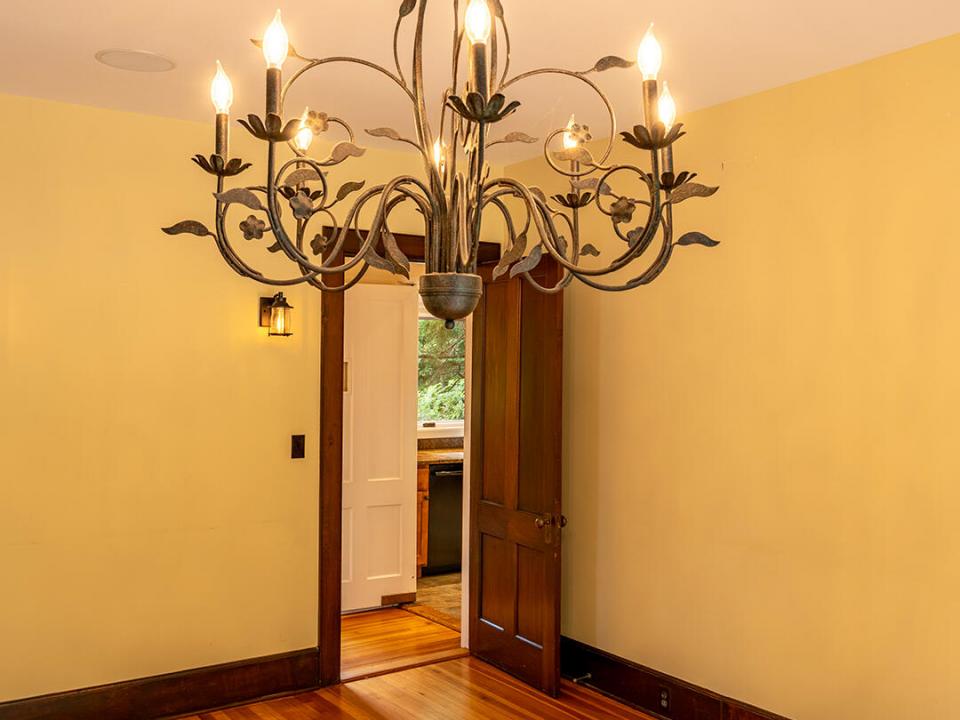 HistoricLakePlacidHome_DR_Chandelier