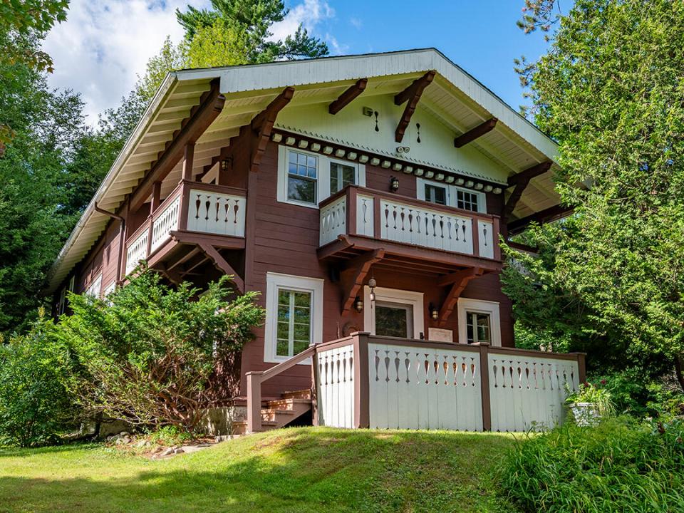 HistoricLakePlacidHome_Exterior_Front_L_