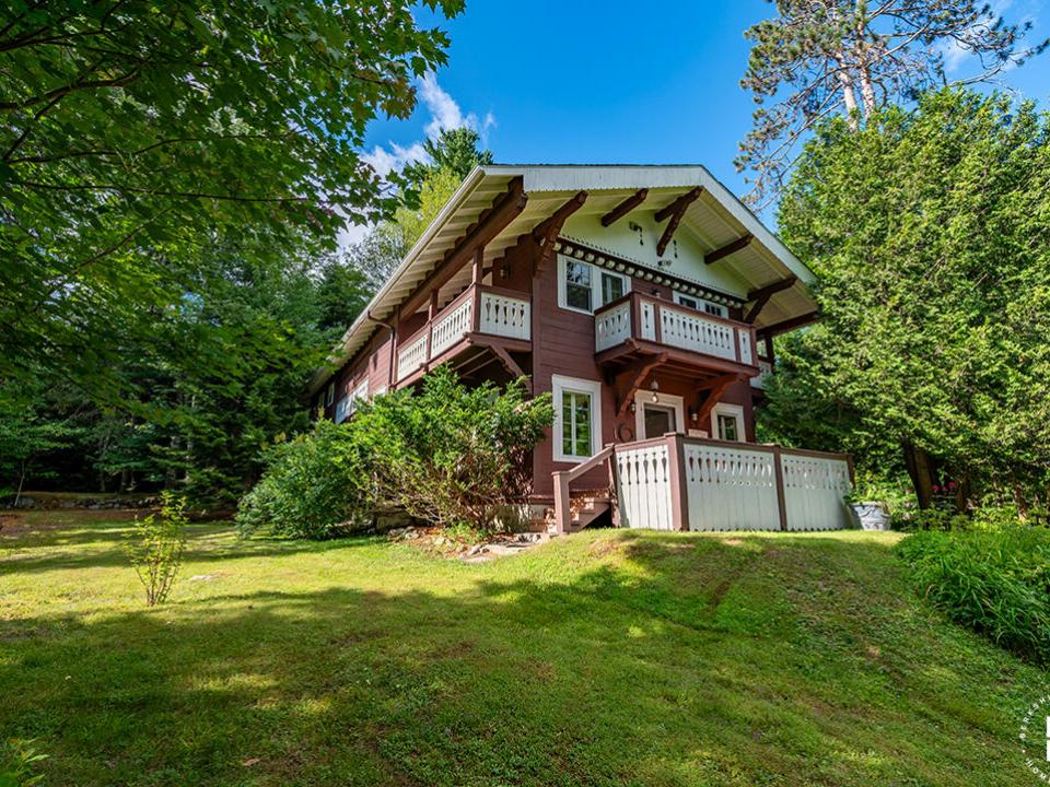 HistoricLakePlacidHome_Exterior_Front_L