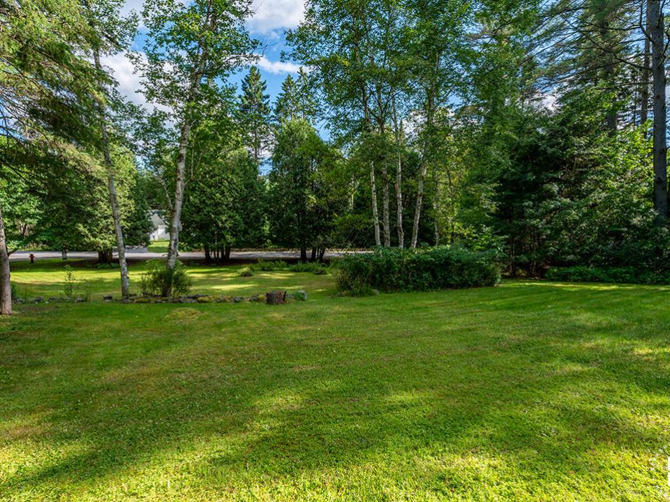 HistoricLakePlacidHome_FrontYard