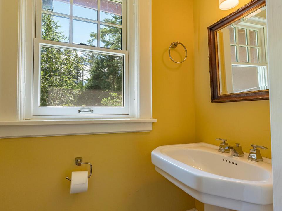 HistoricLakePlacidHome_HalfBath