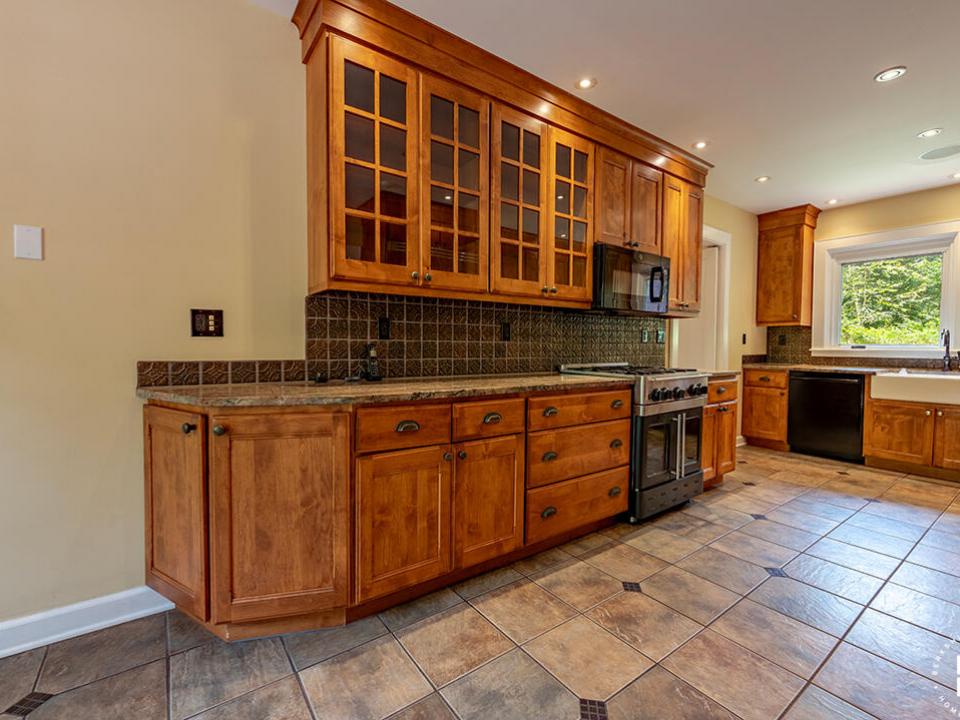 HistoricLakePlacidHome_Kitchen_L