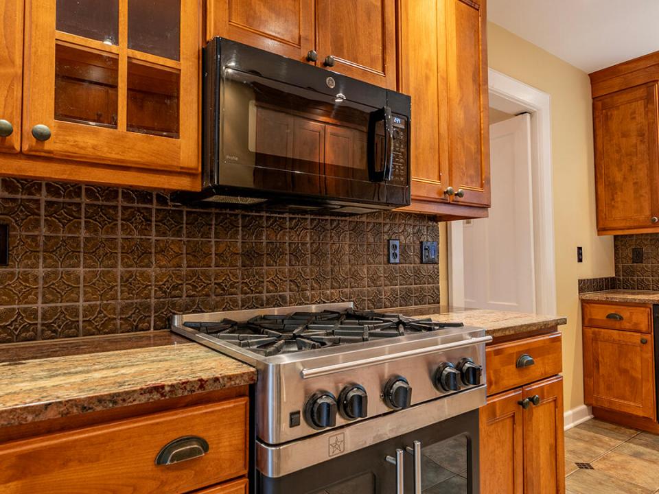 HistoricLakePlacidHome_Kitchen_Stove_V