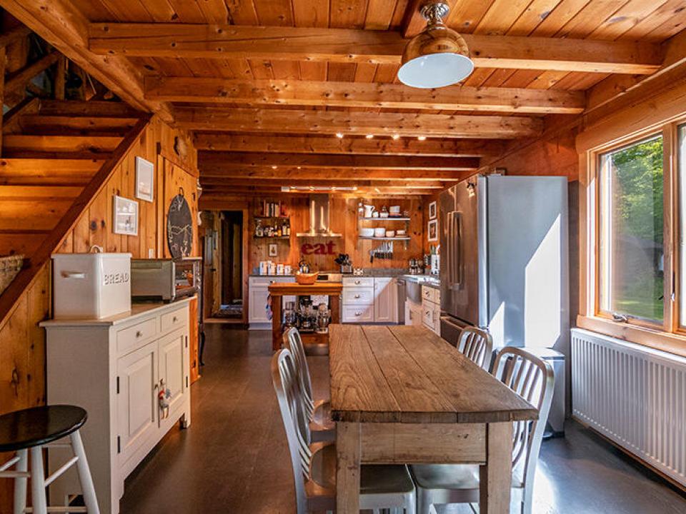 101AkerWood_BreakfastTable_To_Kitchen