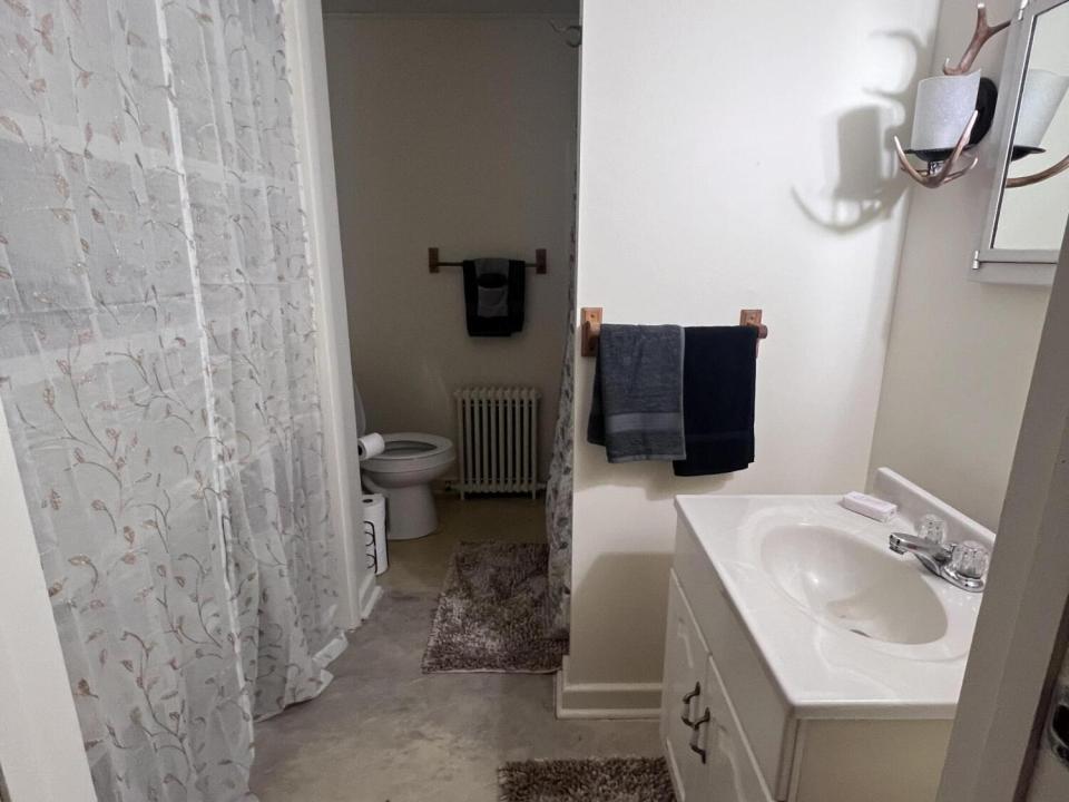 Apt 1 bathroom