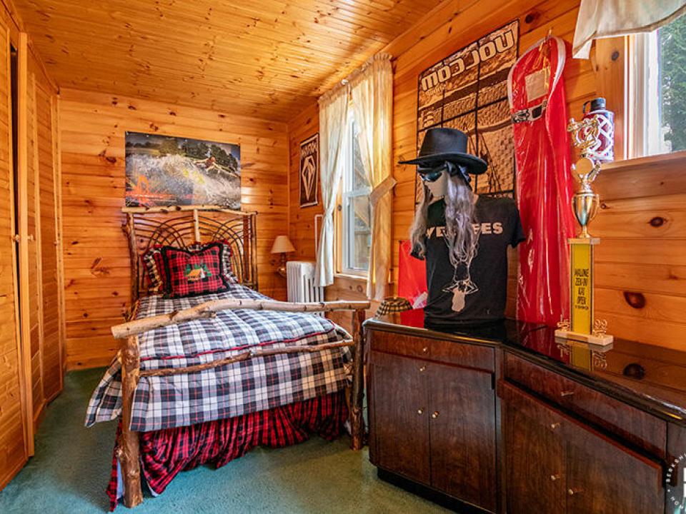 ApartmentBuildingOnSaranacAve_Bedroom_Ma