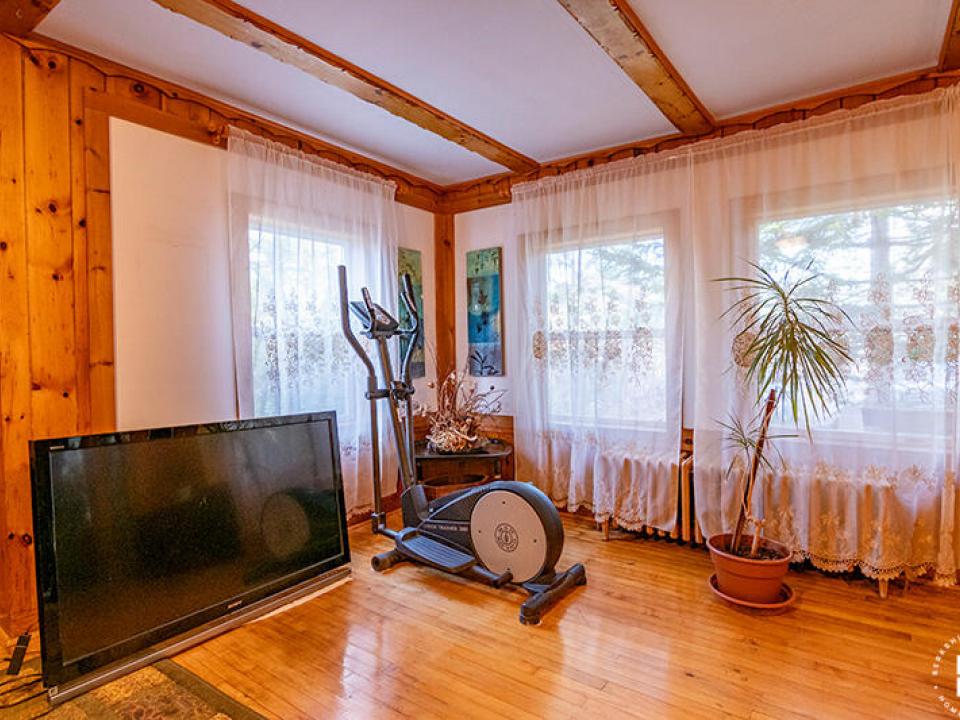 ApartmentBuildingOnSaranacAve_LivingRoom