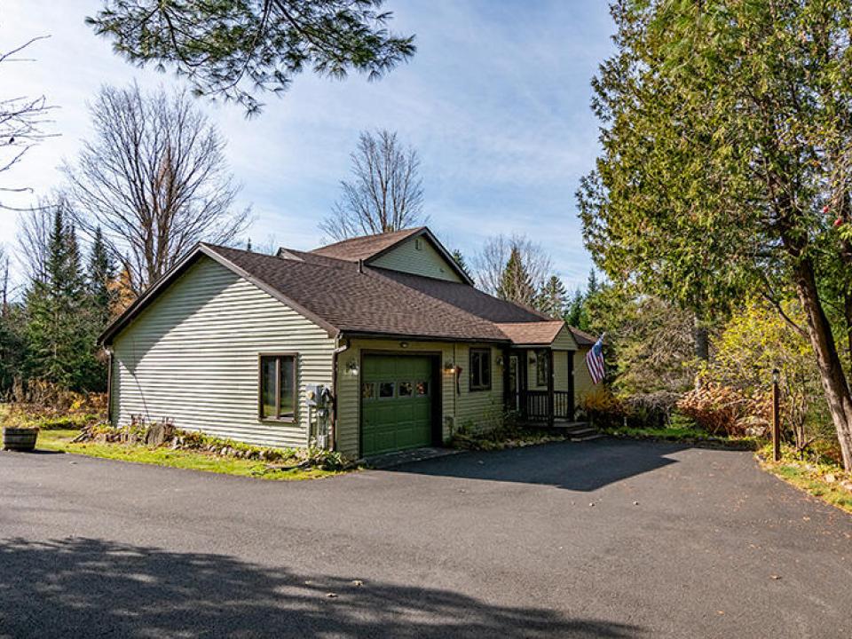 LPHomeOnCascadeRd_Exterior_From_Driveway