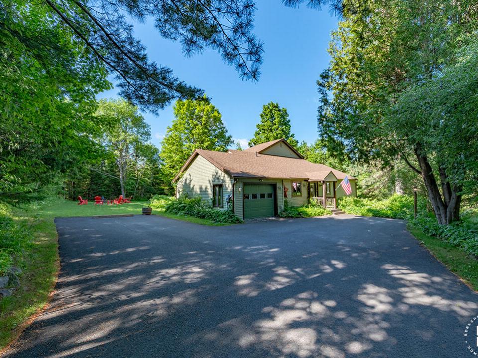 LPHomeOnCascade_Exterior_From_Driveway