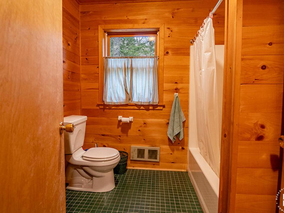 KeeneCabinOnBaxterMountainWay_Bathroom
