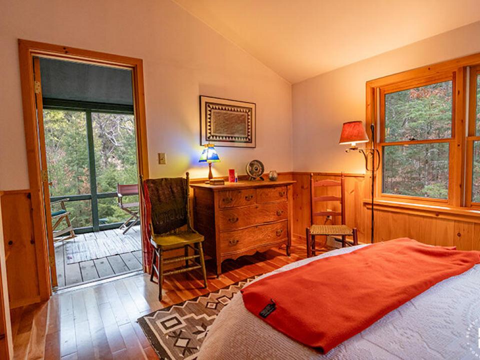 KeeneCabinOnBaxterMountainWay_Bedroom1_T