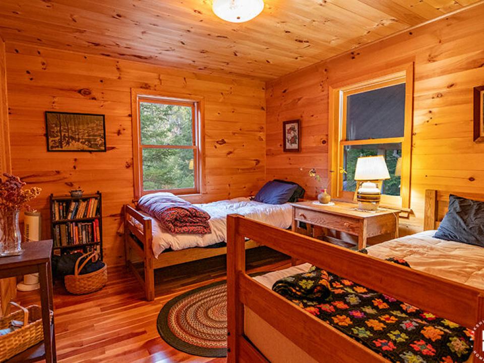 KeeneCabinOnBaxterMountainWay_Bedroom2