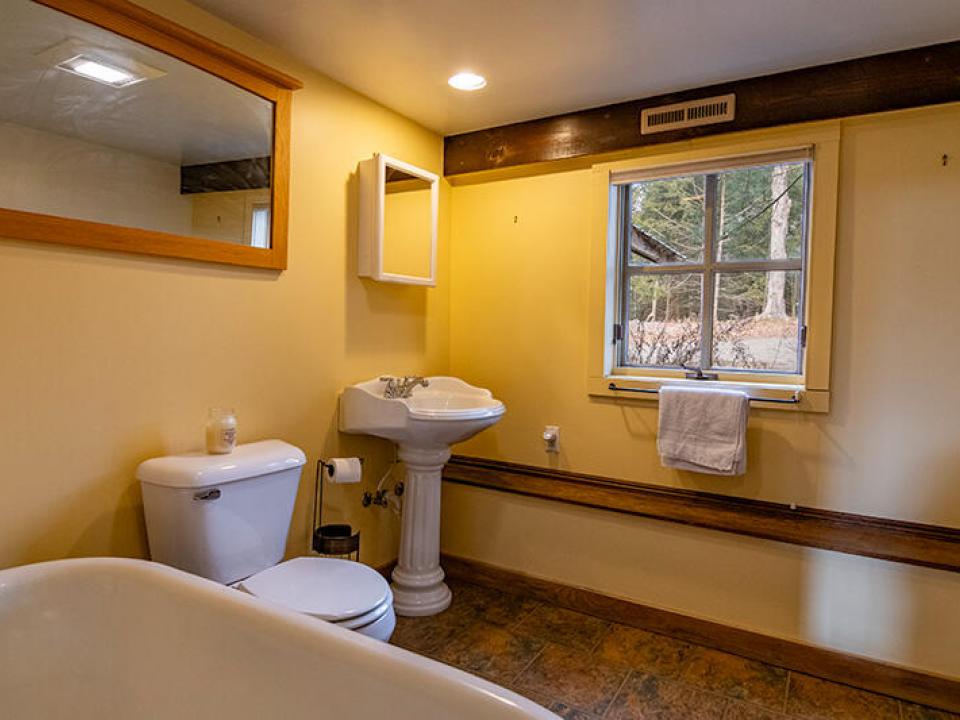 EssexHomeNestledInTheWoods_Bathroom1