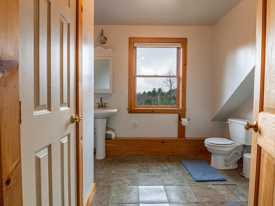 EssexHomeNestledInTheWoods_Bathroom2