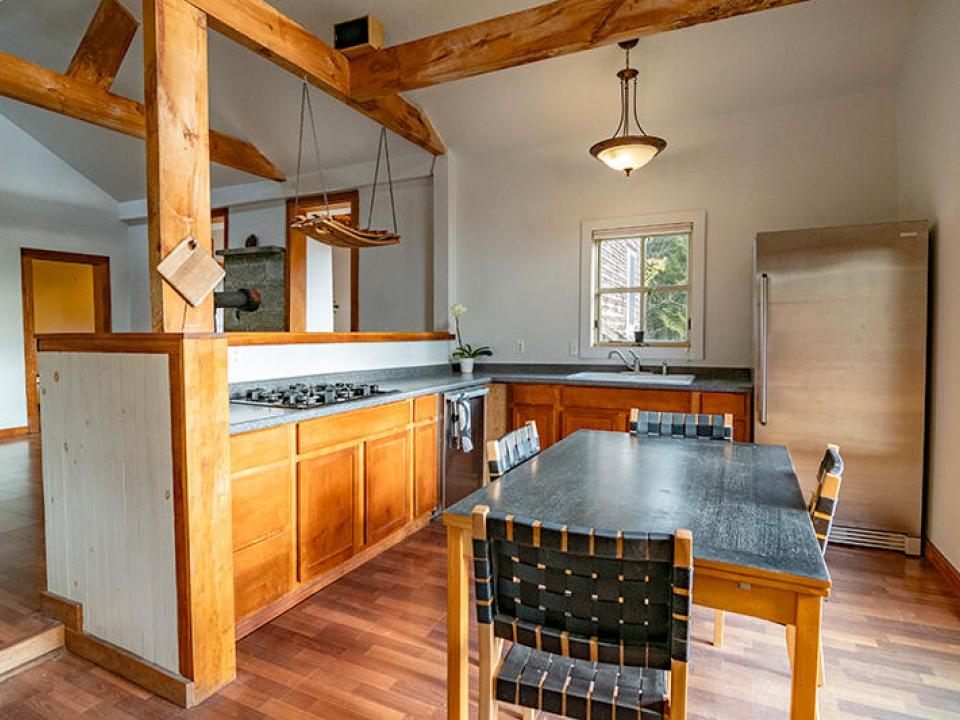 EssexHomeNestledInTheWoods_Kitchen