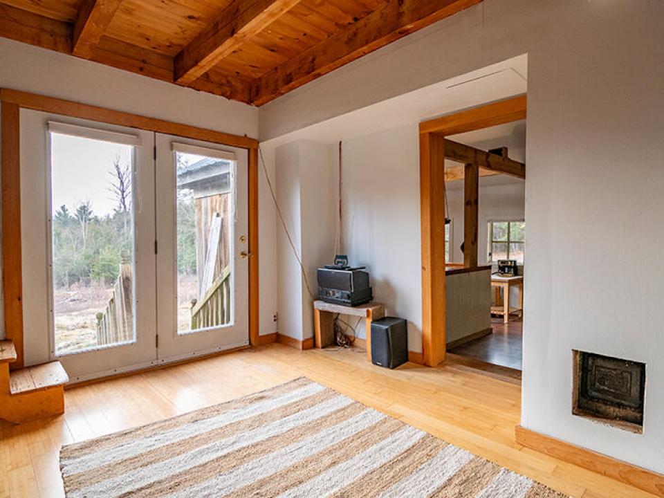 EssexHomeNestledInTheWoods_LivingRoom_Do