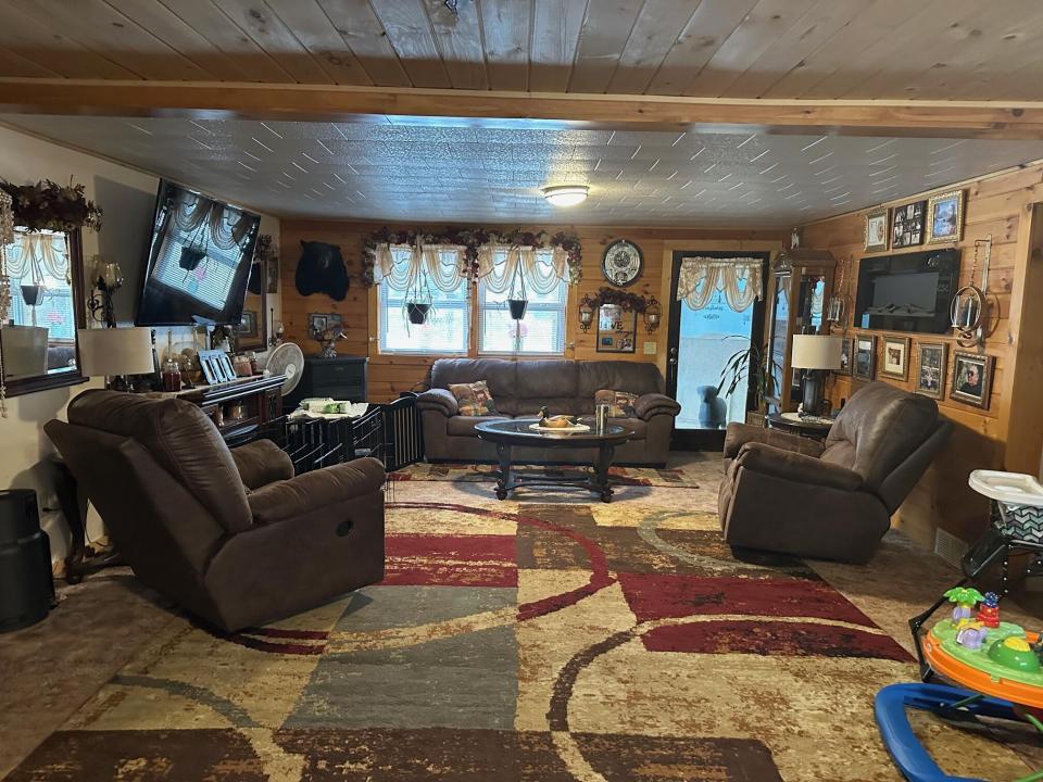 37 Fields Way Livingroom 1
