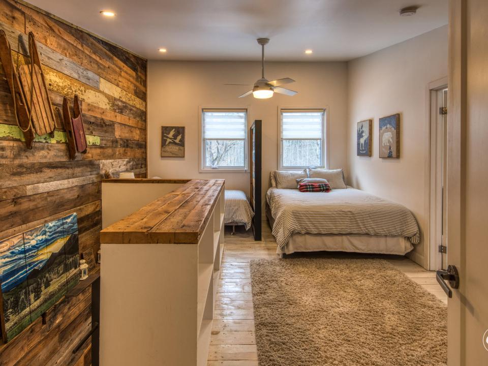 UPSTAIRS LANDING l
