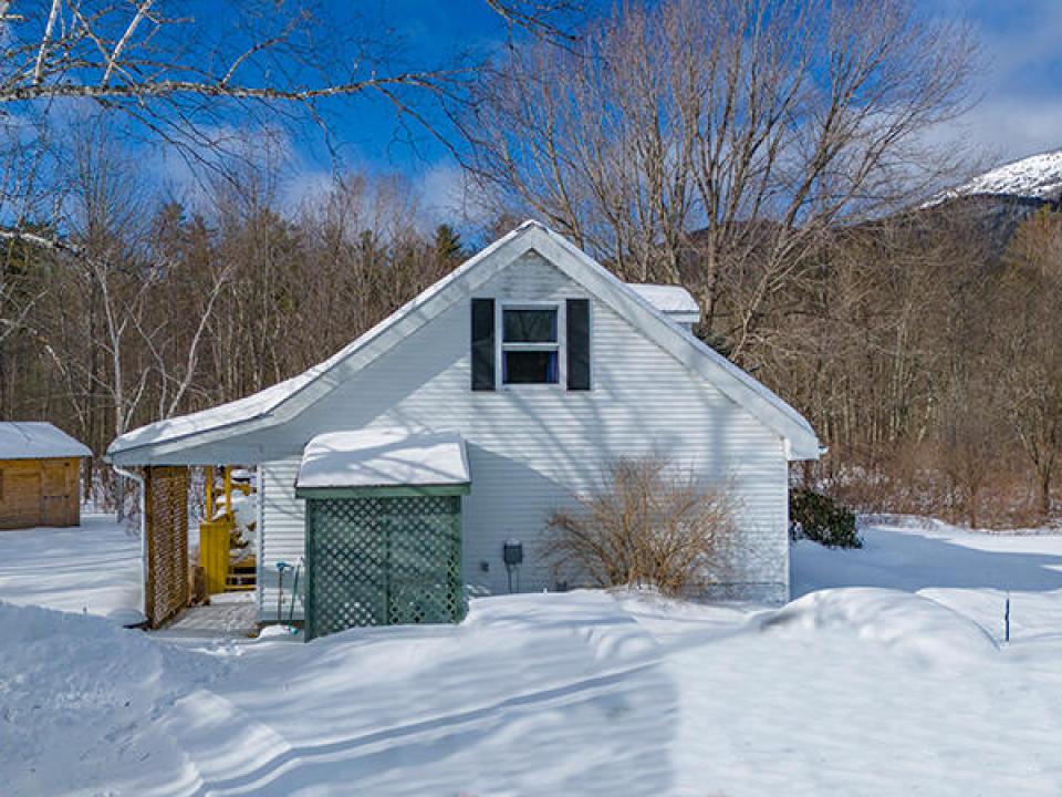 CapeCodStyleInKeeneValley_A_Exterior