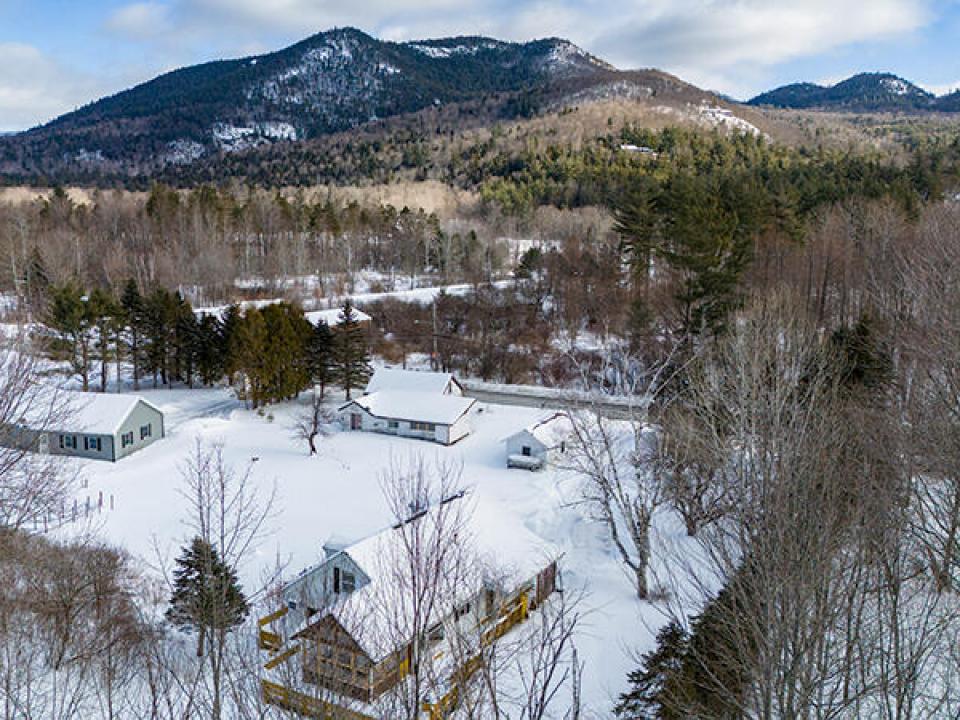 CapeCodStyleInKeeneValley_A_Exterior_Bac