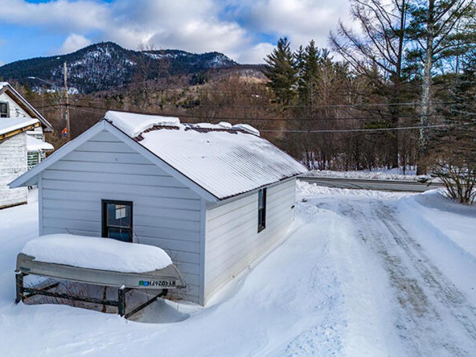 CapeCodStyleInKeeneValley_A_Garage_MTNS