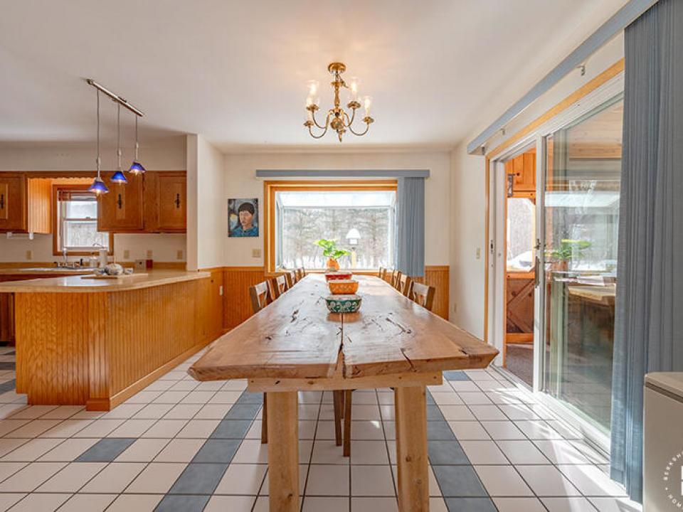 CapeCodStyleInKeeneValley_DiningRoom_Fro